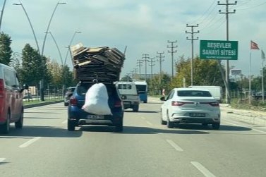 Nilüfer’de Pes Dedirten Manzara! Kartonları Aracının Üzerine Yükledi