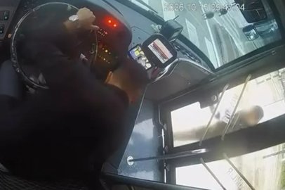 Bursa'da şoföre sinirlendi, otobüs kapısının camını kırdı