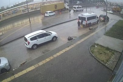 Bursa'da tırın dorsesi kontrolden çıktı...Kaza anı kamerada