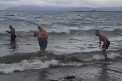 İznik Gölü'nde soğuğa ve dalgalara inat böyle yüzdüler