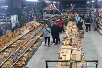 Bursa’da mağazaya servis aracı daldı: Müşteriler neye uğradığını şaşırdı