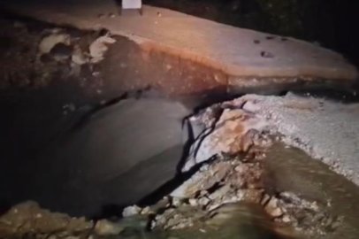 Bursa’da yağış köprüyü çökertti, sürücüler mahsur kaldı