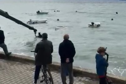 Bursa'da lodosun batırdığı tekneler denizden çıkarılıyor