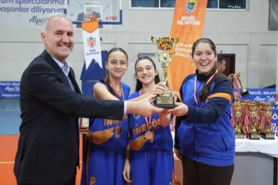 İnegöl'de potanın şampiyonları kupalarını aldı