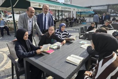 Bursa'da Başkan ve öğrenciler birlikte kitap okudu