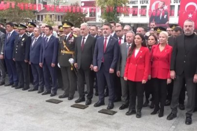 Bursa'da Atatürk Anıtı'na çelenkler sunuldu