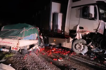 Bursa'da TIR ile kamyonet kafa kafaya çarpıştı: 2 ağır yaralı
