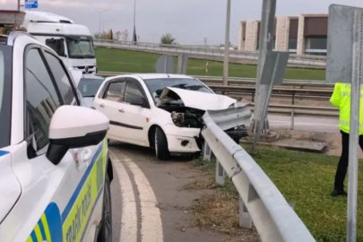 İnegöl'de otomobil bariyerlere çarptı: 1 yaralı