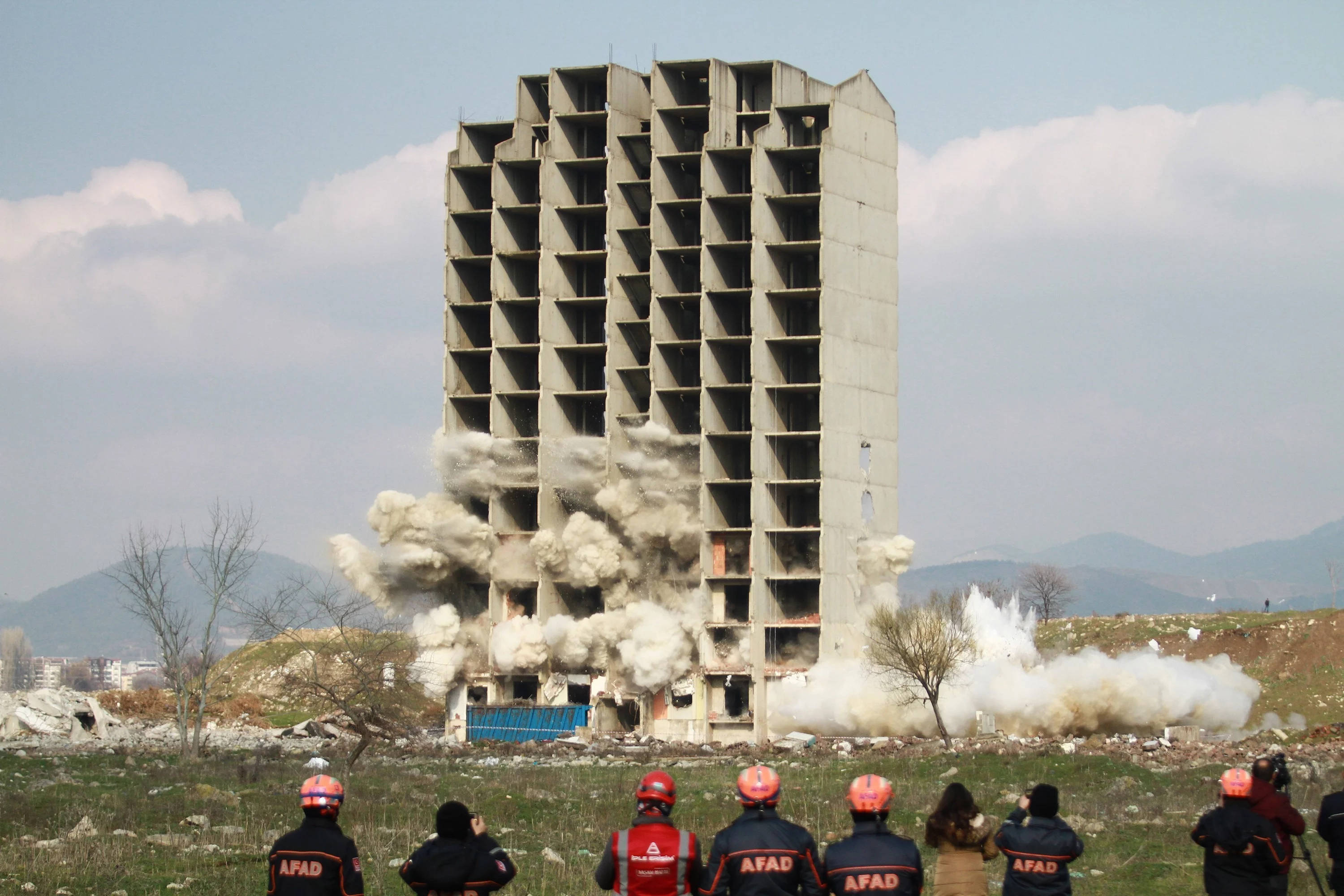 300 kilo dinamitle yıkılmayan 13 katlı binanın kendiliğinden çökme anı kamerada