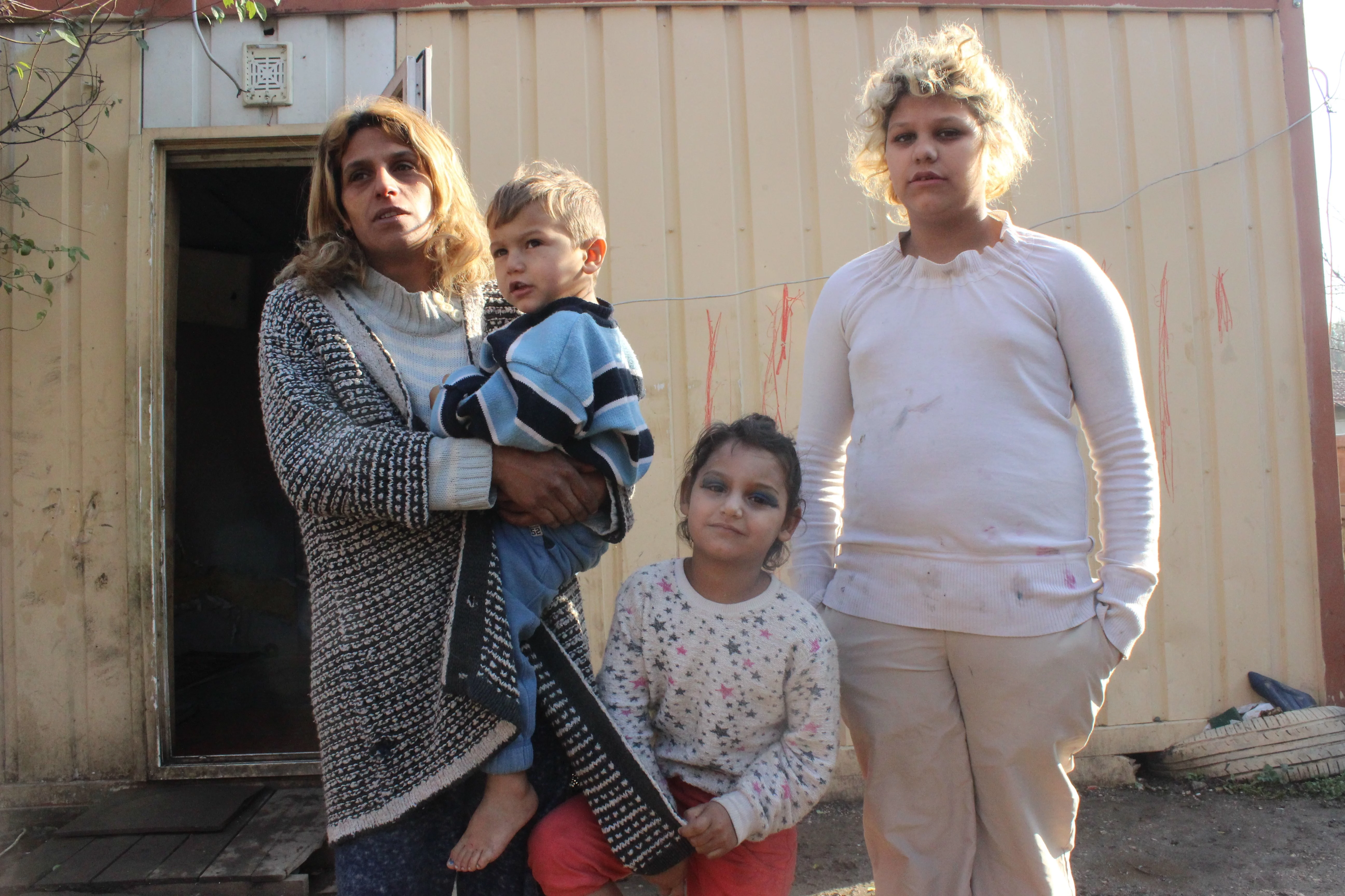 7 kişilik aile barakada hayatta kalma mücadelesi veriyor