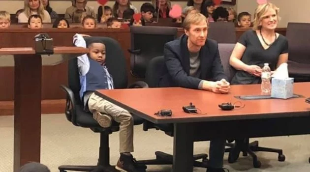 ABD’de 5 yaşındaki bir çocuk evlat edinme duruşmasına sınıf arkadaşları ile katıldıdı
