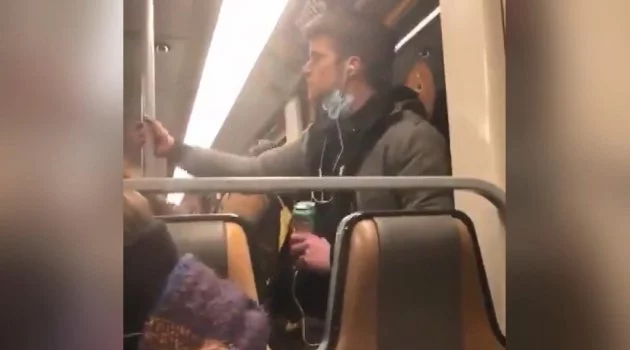 Ağzına götürdüğü elini metronun tutunma borusuna sürünce gözaltına alındı