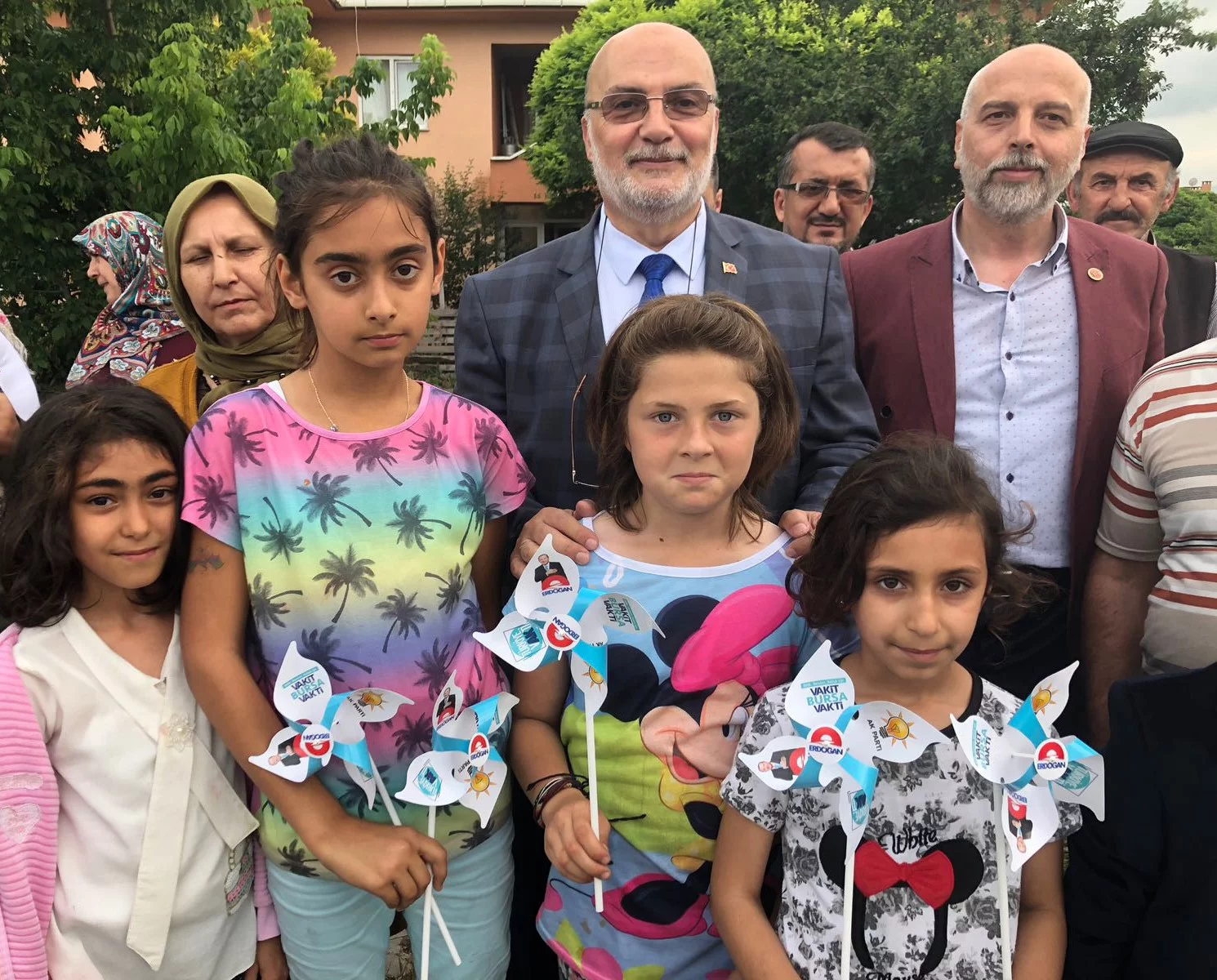 AK Parti’li aday Yelis, çocuklarla bir araya gelerek hediye dağıttı