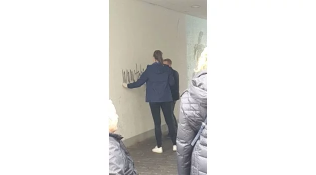Almanya’daki saldırgan duvara internet sitesinin ismini yazmış