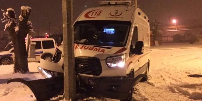 Ambulans direğe çarptı: Doktor yaralandı