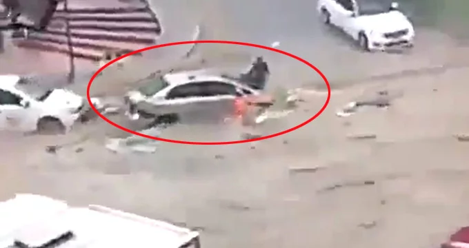 Ankara'da Dehşet Anları! Sel Caddeleri Nehre Çevirdi, Arabalar Sürüklendi