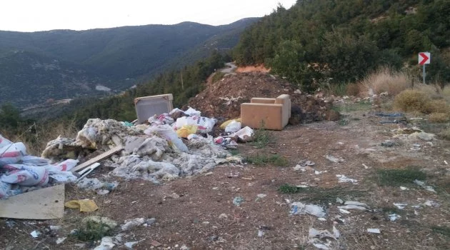 Ankara Yolunda  çöp dağları