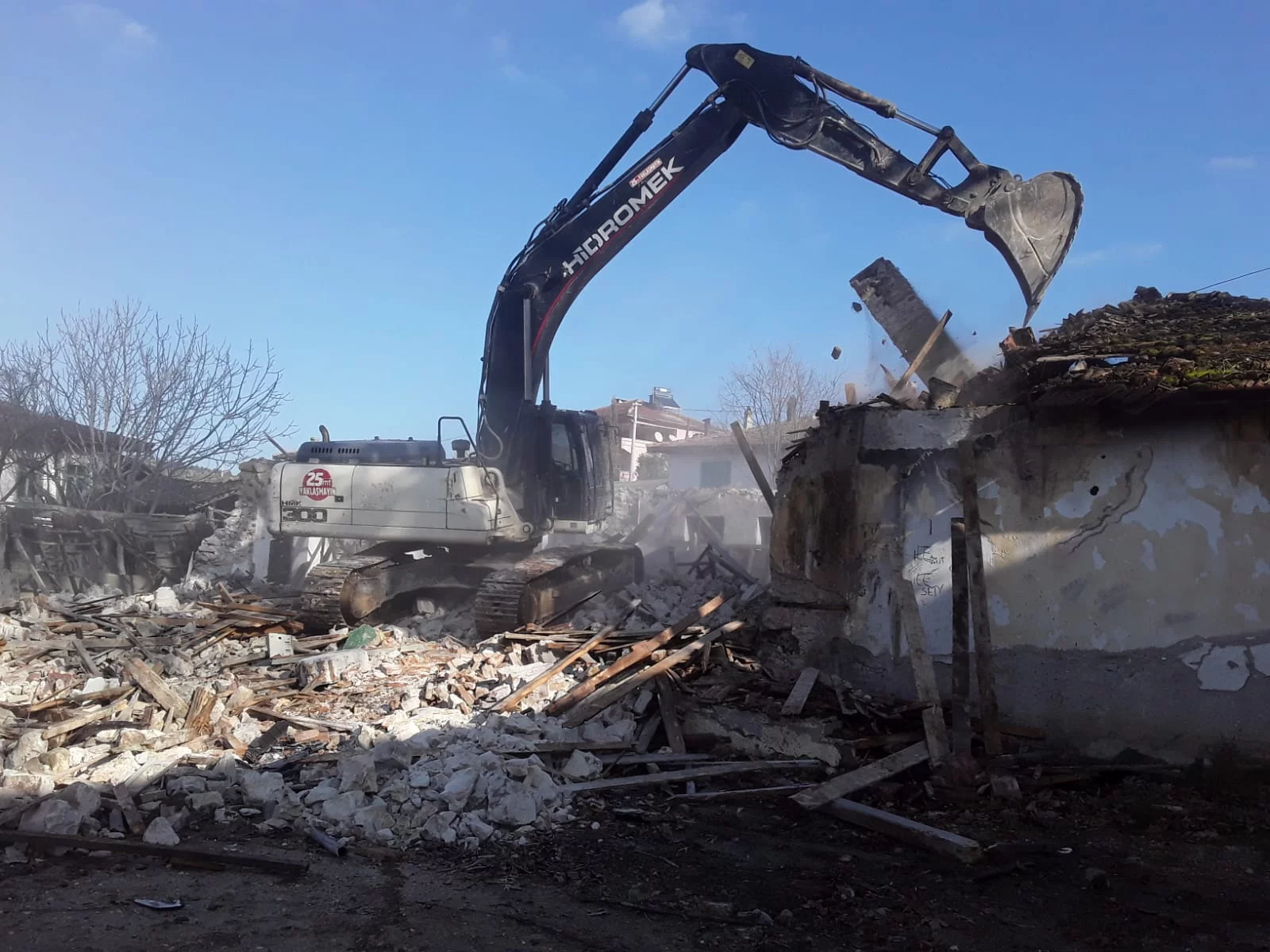 Atıl durumdaki   okul binası yıkıldı