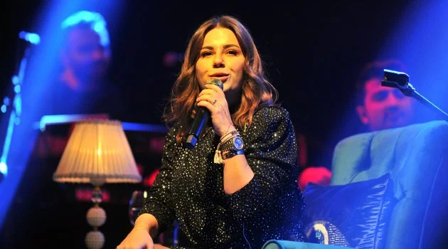 Ayak parmağında kırık olan Merve Özbey'den Bursa konseri