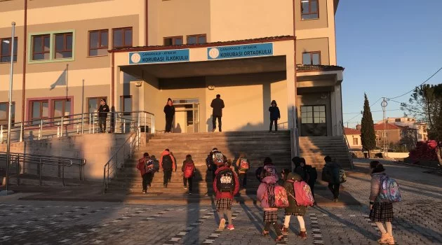 Ayvacık'ta depremzede öğrenciler, yeni okullarına kavuştu