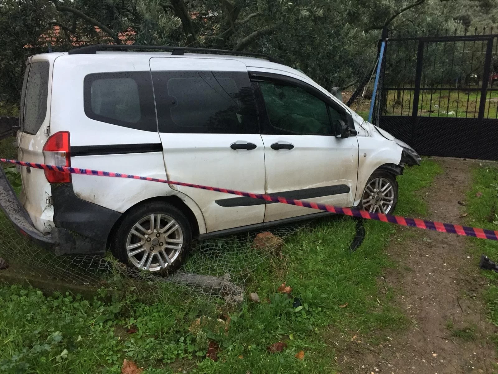 Bahçe çitine çarpan aracın sürücüsü öldü