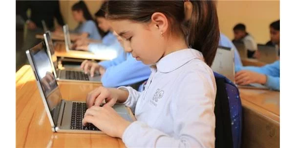 Bakan Müjdeyi Verdi: Öğretmenlere ve Öğrencilere Klavyeli Bilgisayar Dağıtılacak