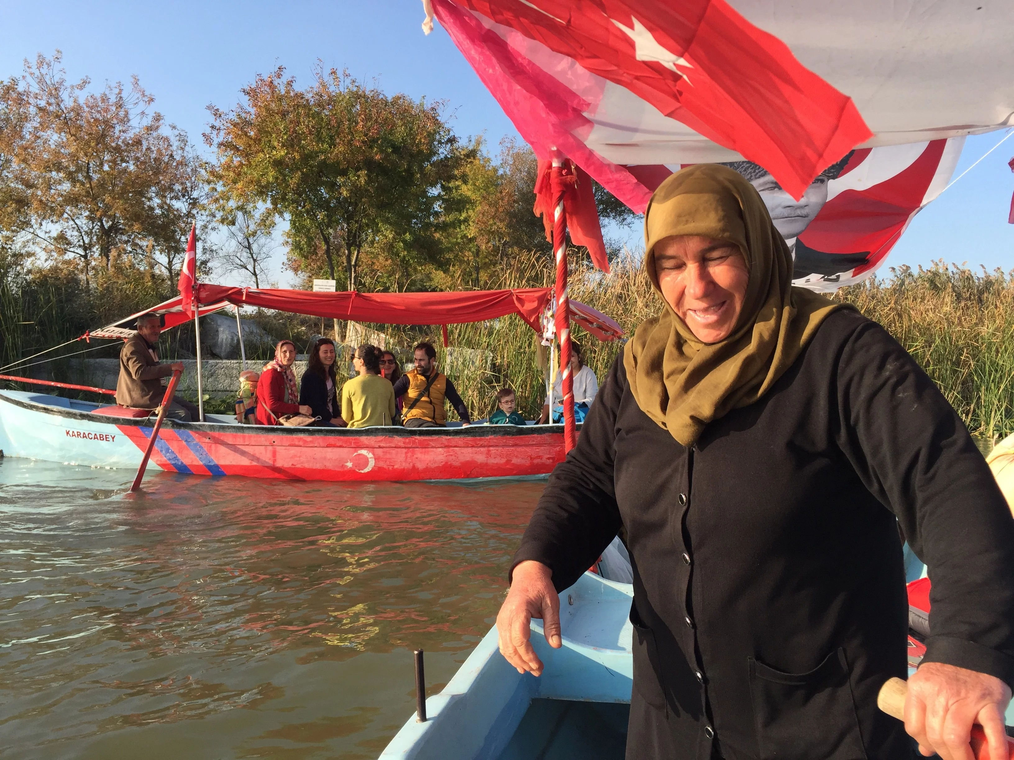 Balıkçı kadınlar artık ekmek tekneleriyle turistleri gezdiriyor