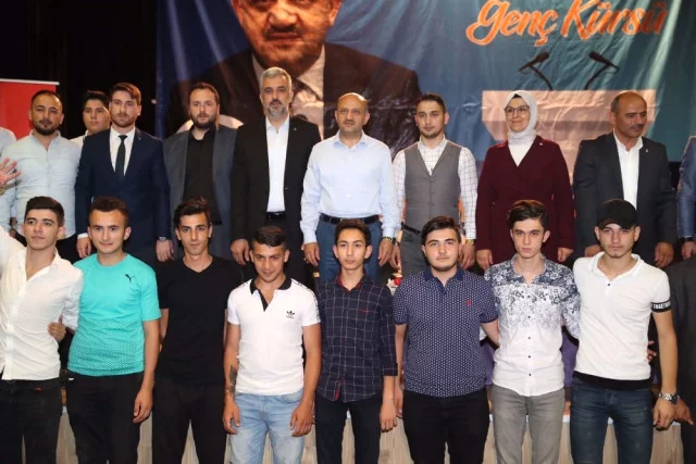 Başbakan Yardımcısı Işık, İYİ Parti'den AK Parti'ye Geçen 80 Gence Rozetlerini Taktı