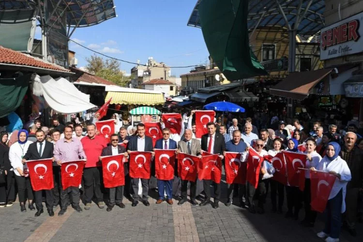 Başkan Dündar'dan çarşı esnafına Türk Bayrağı