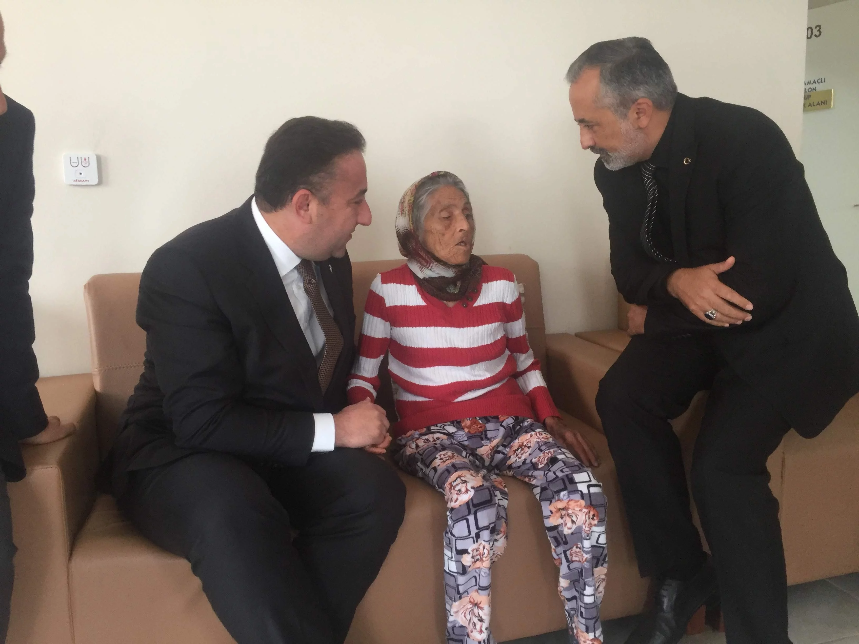 Başkan Cömez'den Türkiye'yi ağlatan yaşlı kadına ziyaret