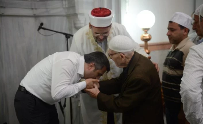 Başkan Oktay Yılmaz bayramı Tatbikat Camii’nde karşıladı