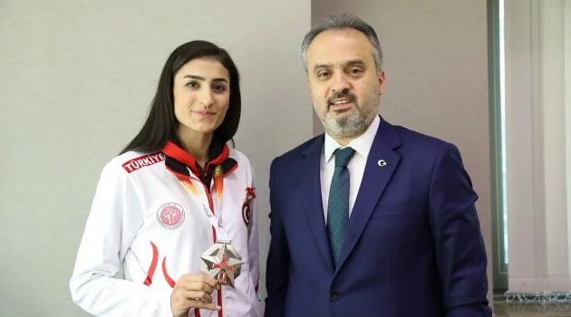 Başkan, olimpiyat yolcusu Hatice Kübra’yı kutladı