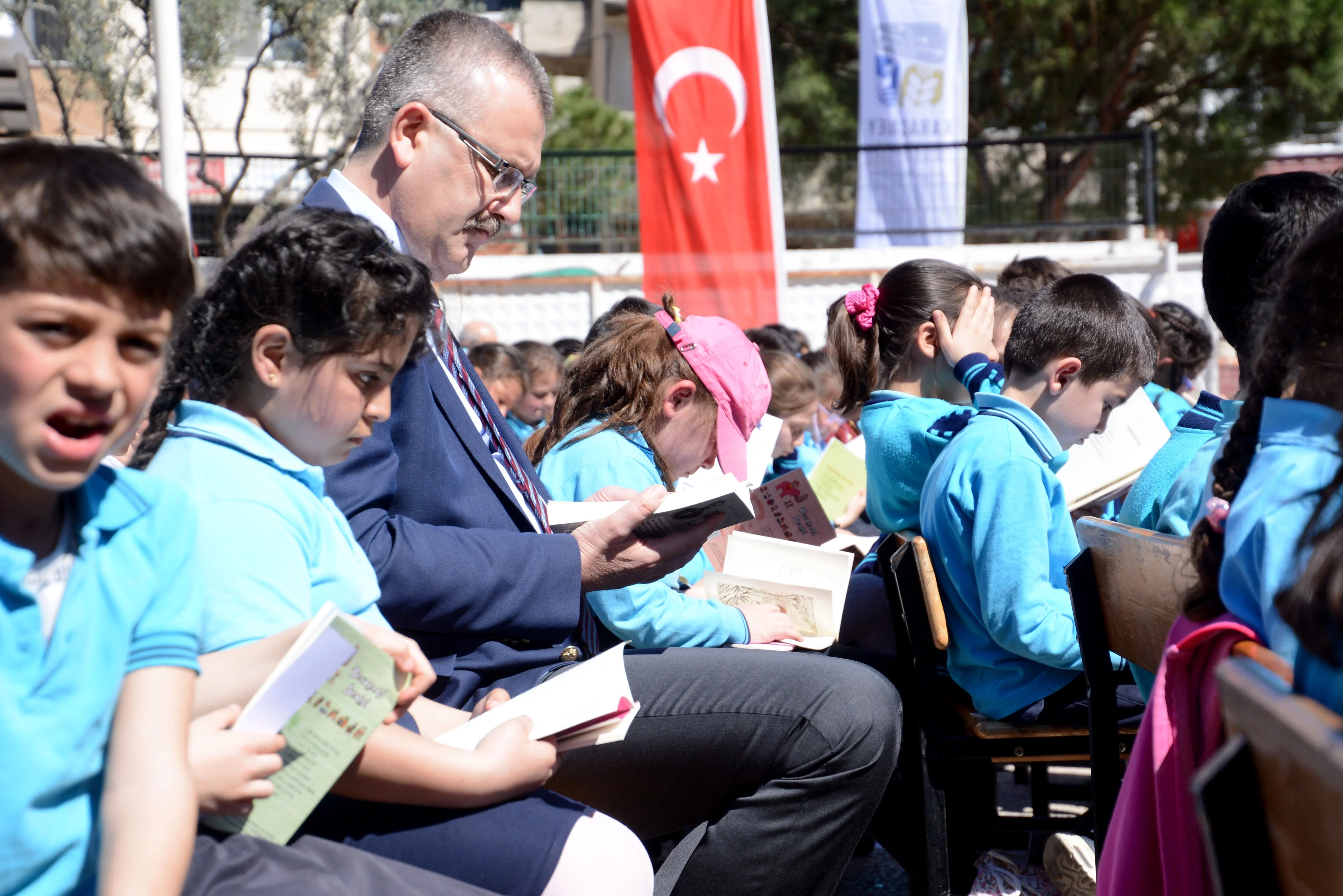 Başkan Özkan 1001 öğrenciyle kitap okudu
