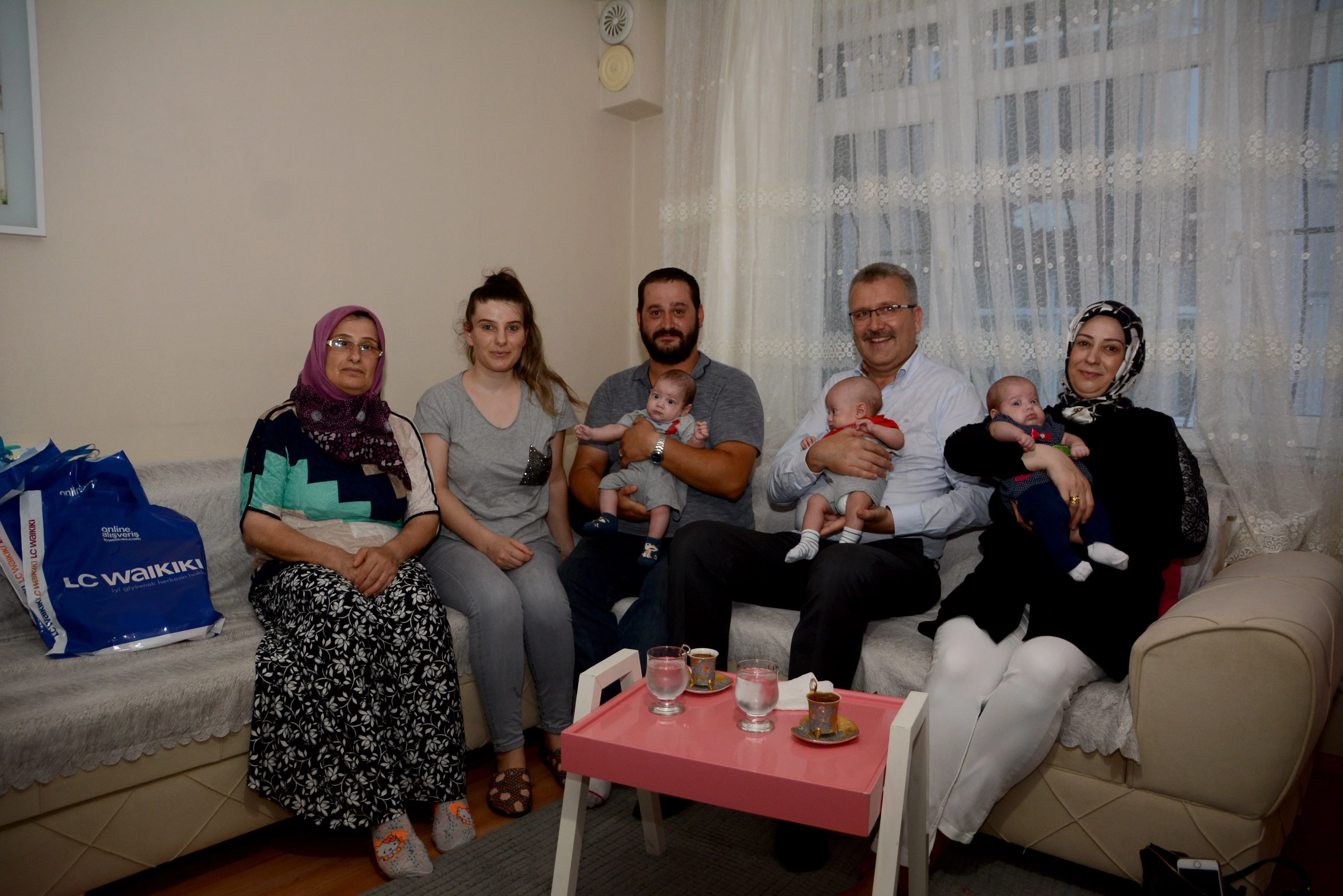Başkan Özkan’dan üçüz bebeği olan çifte ziyaret