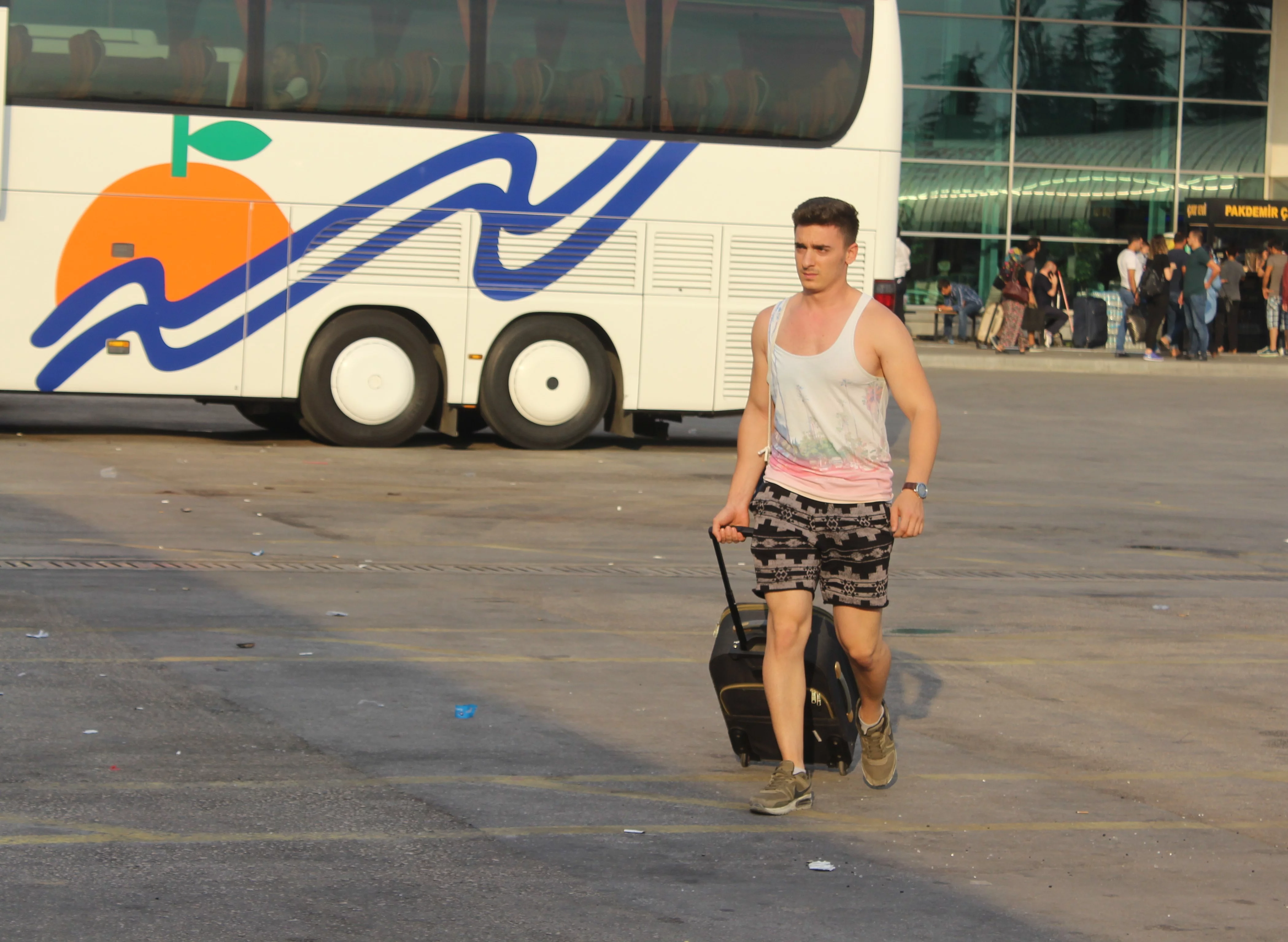 Bayram tatilini memleketinde geçirmek isteyenler otobüs terminaline akın etti