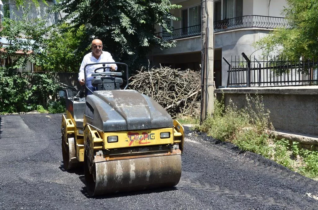 Bu ilçede belediye başkanı asfaltı kendisi döküyor