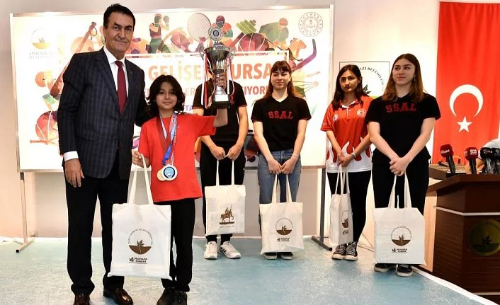 Bursa'da Başkan Dündar şampiyonlarla buluştu