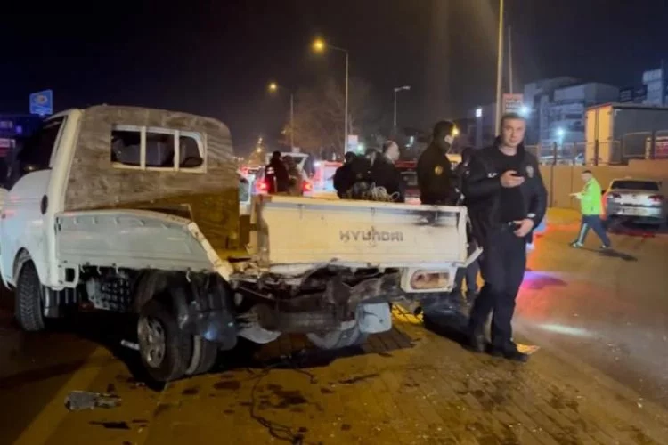 Bursa'da feci kaza: Duvara çarparak durabildi: 2 yaralı