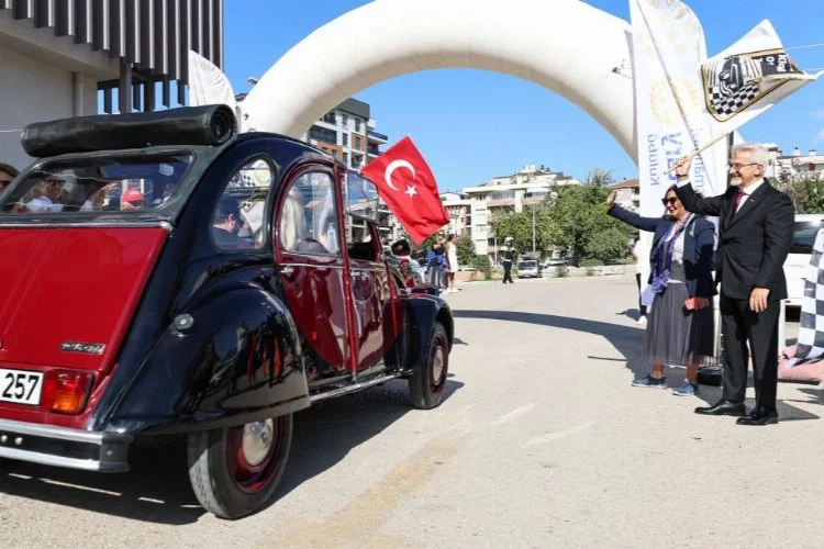 Bursa'da klasik otomobiller, kız çocukları için yola çıktı