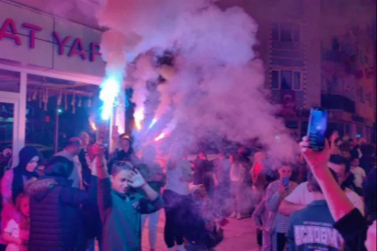 Bursa'da mahalleli geleneği bozmadı, 23 Nisan coşkuyla kutlandı