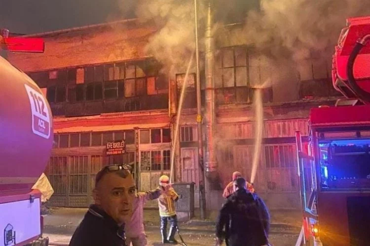 Bursa'da  mobilya imalathanesi alev alev yandı