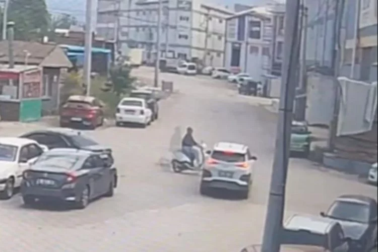 Bursa'da otomobil ile motosikletin çarpışması kamerada