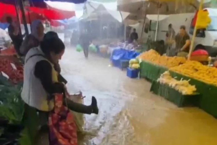 Bursa'da  sağanak yağışta pazarı sel götürdü