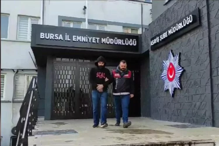 Bursa'da tarihi konaktan kutu kutu eşya çalan hırsızlar kamerada