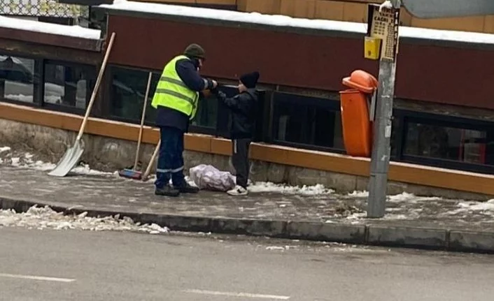 Bursa'da temizlik görevlisinin hareketi yürekleri ısıttı