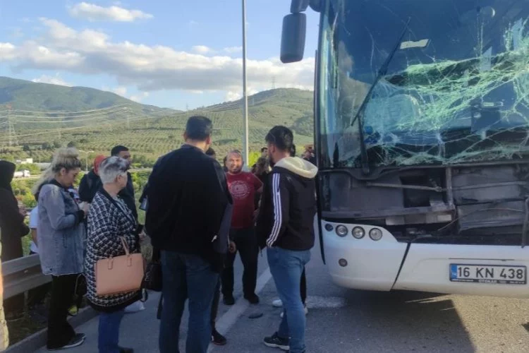 Bursa'da yolcu otobüsü tıra çarptı, faciadan dönüldü