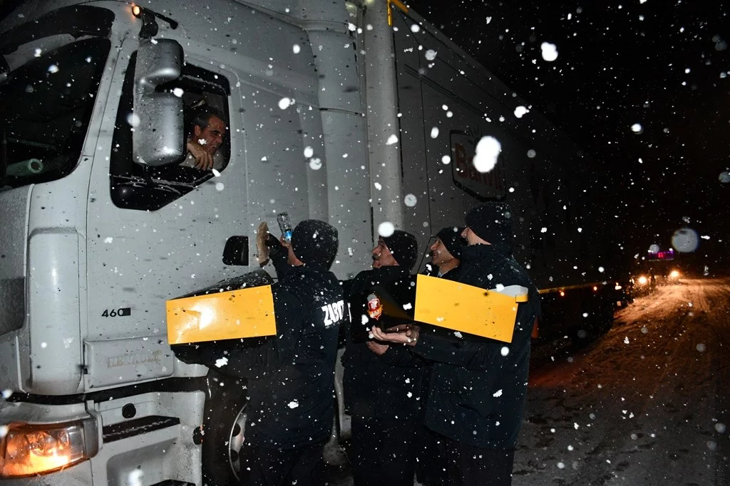 Bursa Ankara yolunda mahsur kalanların yardımına İnegöl Belediyesi koştu