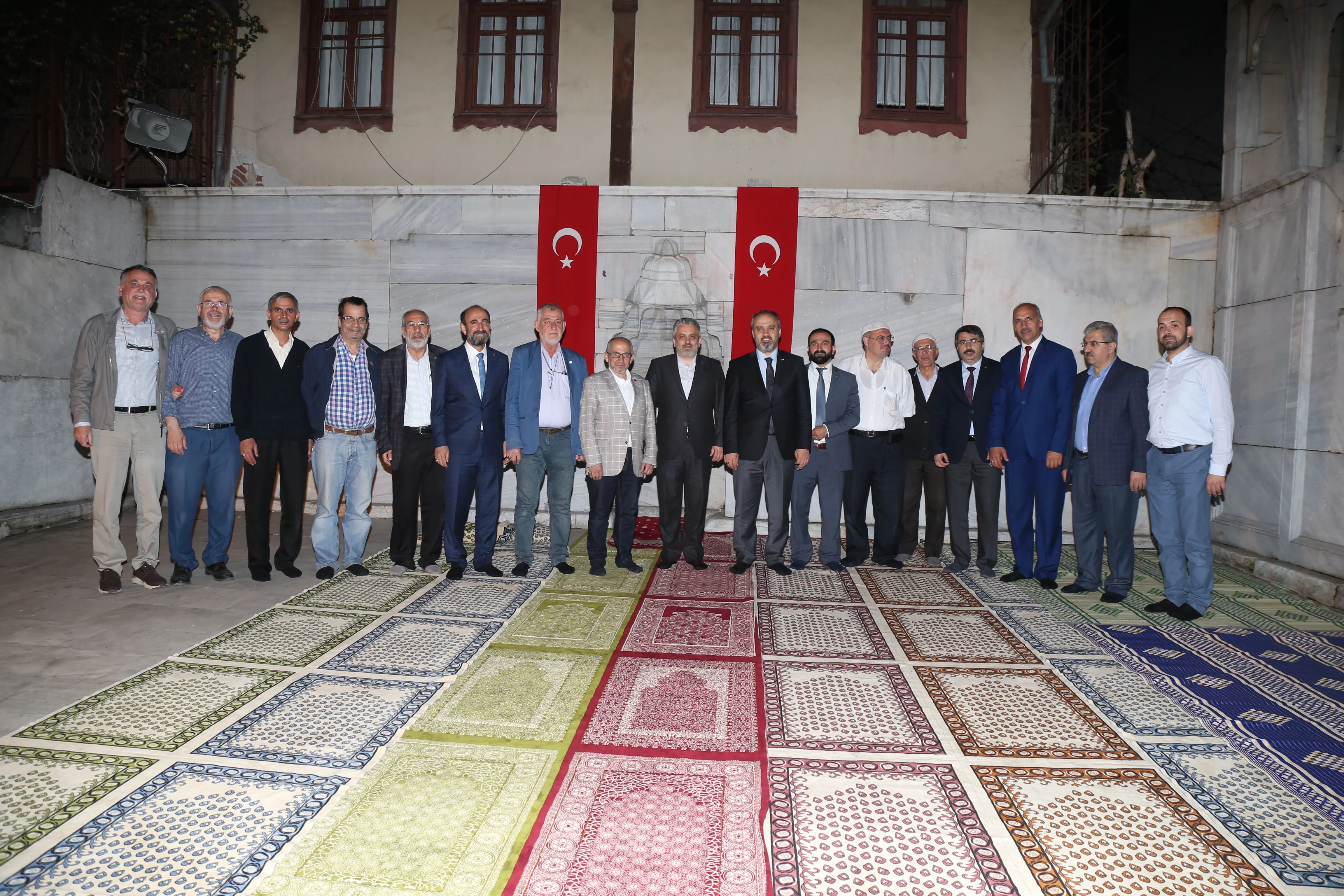 Bursa Büyükşehir Belediye Başkanı ilk teravihi Namazgah Mescidi’nde kıldı