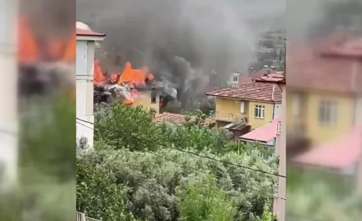 Bursa'da 3 katlı bina alevlere teslim oldu