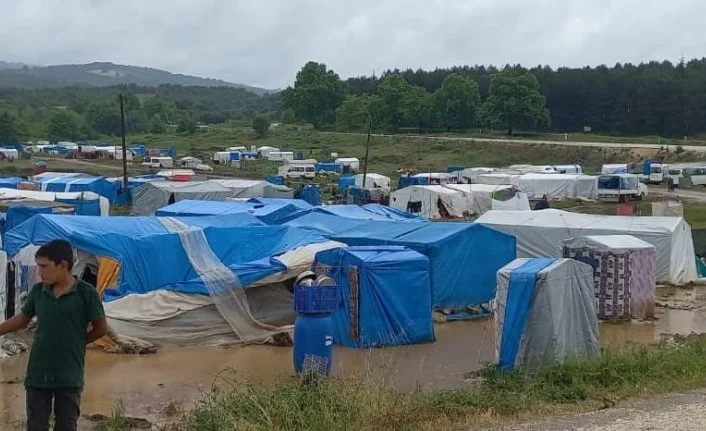 Bursa'da 500 işçinin bulunduğu çadır kent sular altında kaldı